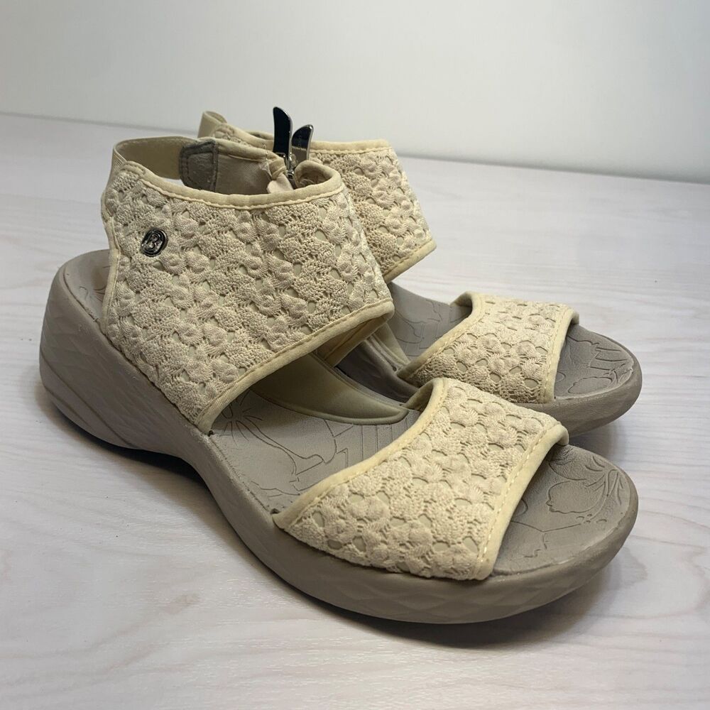 BZees Womens Size 7M Wedge Crochet Accent Jessie‎ Cream Sandal